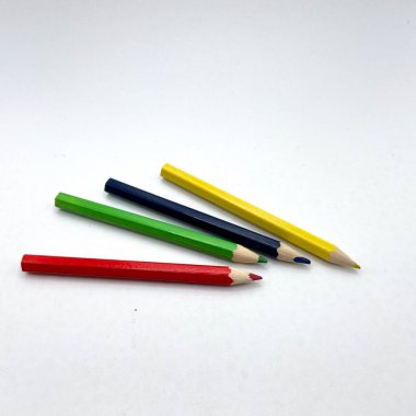 Renkli kalemler: kırmızı, sarı, yeşil, siyah