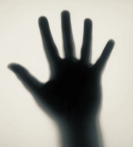 Camdaki el gölgesi.