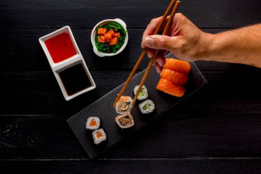 Siyah içine harika bir suşi koyulmuş. Çeşitli maki, nigiri ve rulo çeşitleri.