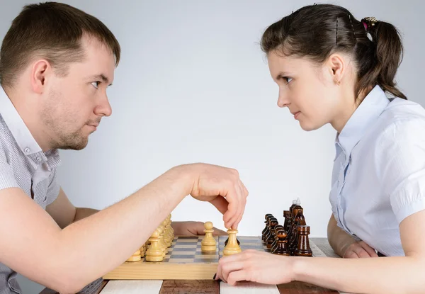 Člověk hraje šachy proti dívky — Stock fotografie