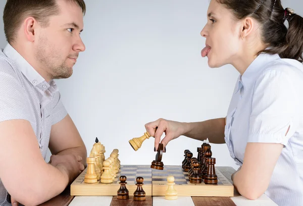 Žena jazyk soupeře v šachu — Stock fotografie