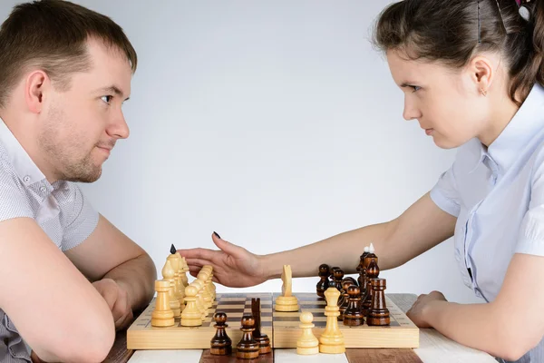 Kvinnan kommer att släppa schackpjäser — Stockfoto