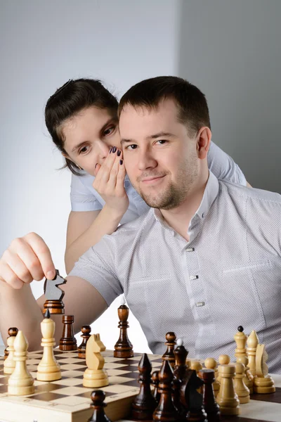 Žena řekne muž jak hrát šachy — Stock fotografie