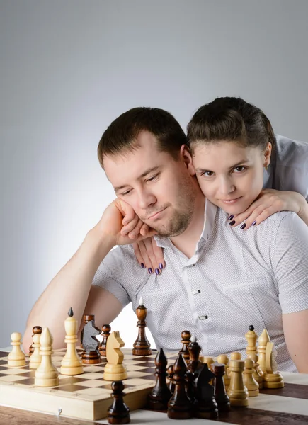 Kvinnan tittar män spelar schack — Stockfoto