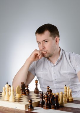 Adam satranç bir oyun hakkında düşünme