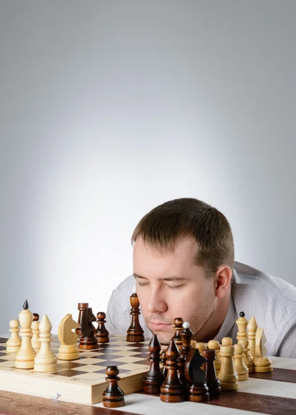 Mannen funderar på ett parti schack — Stockfoto