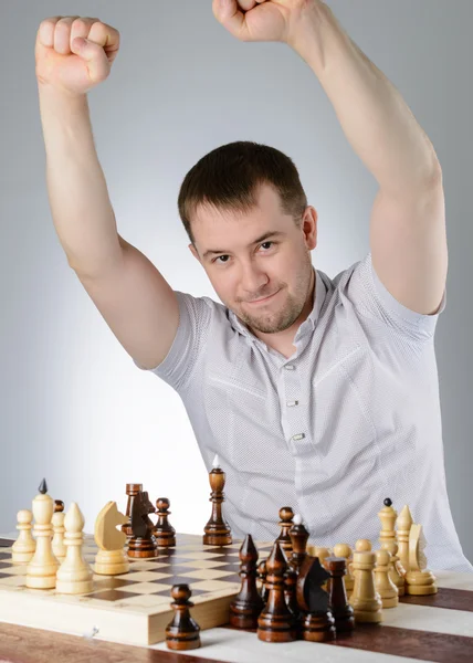 Mannen knöt sina händer till en knytnäve på schack — Stockfoto