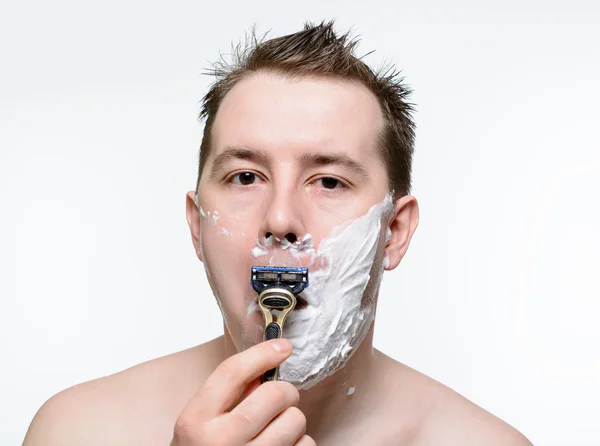Mężczyzna goli pianki do golenia — Zdjęcie stockowe