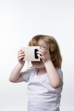 Sanal gerçeklik gözlük oynayan çocuk