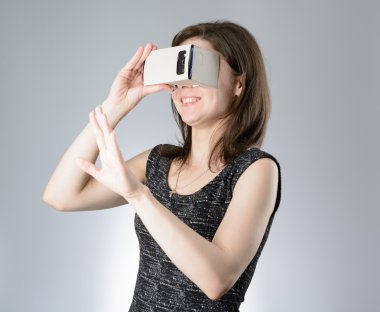 Sanal gerçeklik gözlük oynayan genç kadın