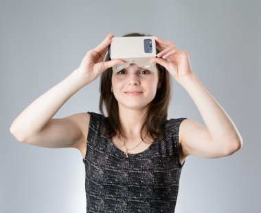 Sanal gerçeklik gözlük oynayan genç kadın