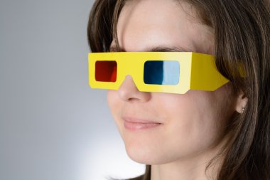 Kadın siyah elbise içinde 3d gözlük