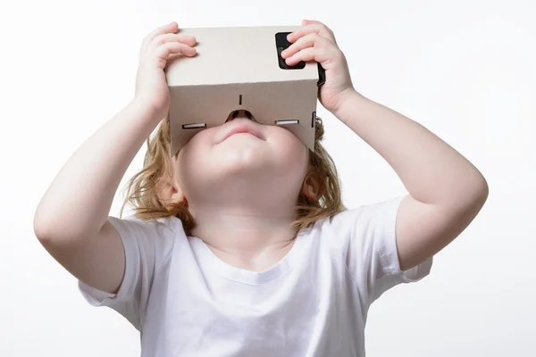 遊ぶ仮想現実のメガネの子 — ストック写真