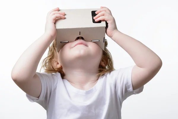 Niño jugando unas gafas de realidad virtual — Foto de Stock