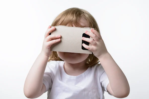 Niño jugando unas gafas de realidad virtual — Foto de Stock