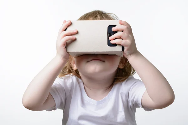 Niño jugando unas gafas de realidad virtual — Foto de Stock