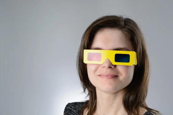 Vestido negro mujer en gafas 3d — Foto de Stock