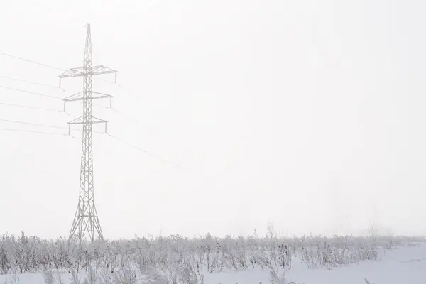 Yüksek voltajlı elektrik hatları siste kışın sonrası. — Stok fotoğraf