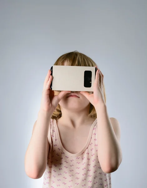 Niño jugando unas gafas de realidad virtual — Foto de Stock