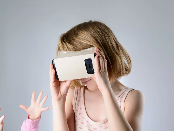 Niño jugando unas gafas de realidad virtual — Foto de Stock