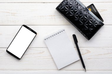 Smartphone, defter, kalem ve kredi kartı beyaz bir tablo