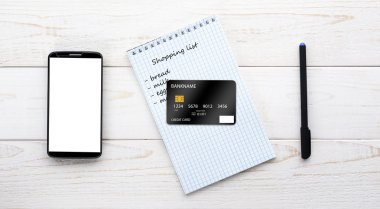 Smartphone, defter ve kredi kartı beyaz bir tablo