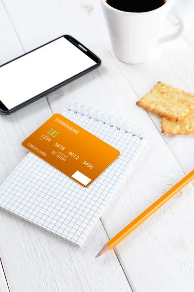 スマート フォン、ノートと鉛筆と白いテーブルの上のクレジット カード — ストック写真