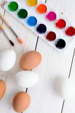 Tavuk yumurtası ve Boya fırçaları tablo ile