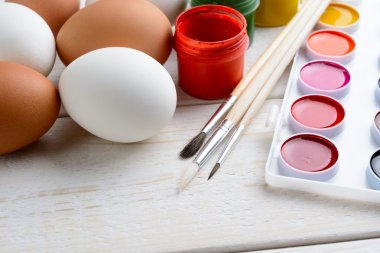 Tavuk yumurtası ve Boya fırçaları tablo ile