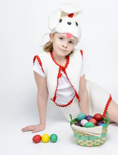 Meisje in konijn kostuum met een mand met paaseieren — Stockfoto