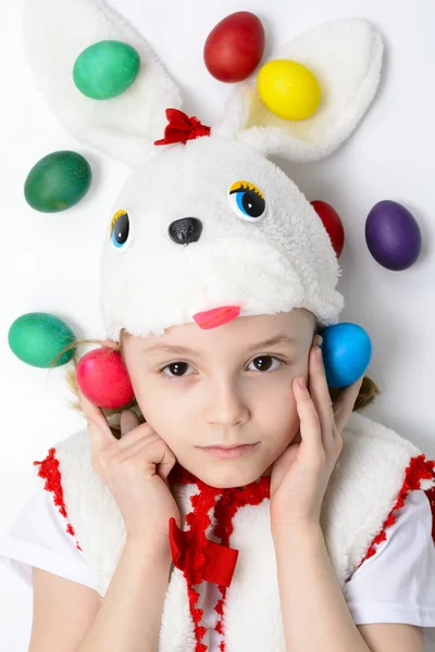Flicka i en bunny kostym med påskägg — Stockfoto