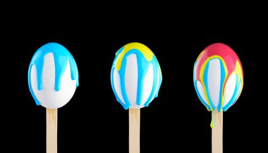 Yumurta boya ile ıslatılmış bir tahta sopa