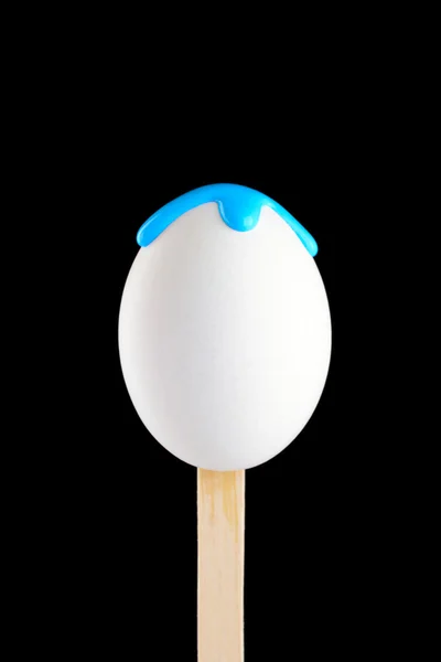 Egg on a wooden stick drenched colors — Stock Photo, Image