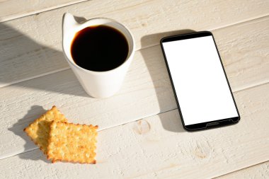 Masada oturan kadın ve smartphone üzerinden satın almak öder