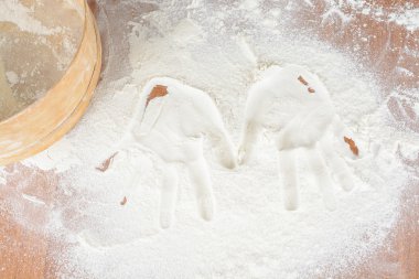 Un çocuk ellerinde izleri