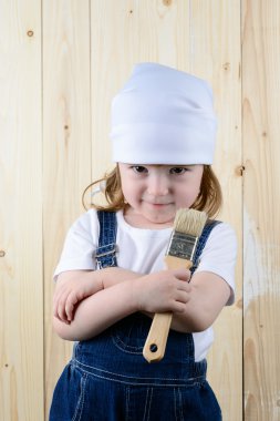 Ahşap duvar bir fırça ile poz kız