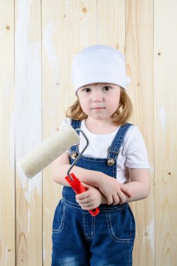 Küçük kız bir ahşap duvar boyaları