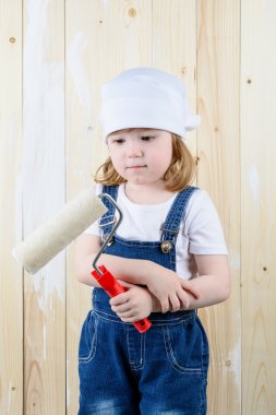 Küçük kız bir ahşap duvar boyaları