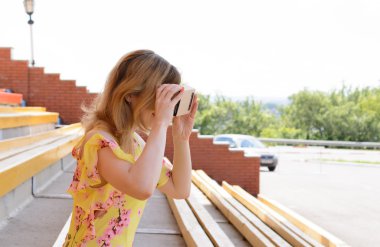 Genç kadın bir sanal gerçeklik gözlük içine arıyorum