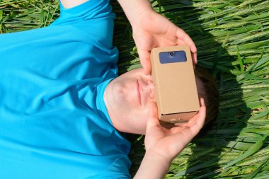 Genç adam bir sanal gerçeklik gözlük içine arıyorum