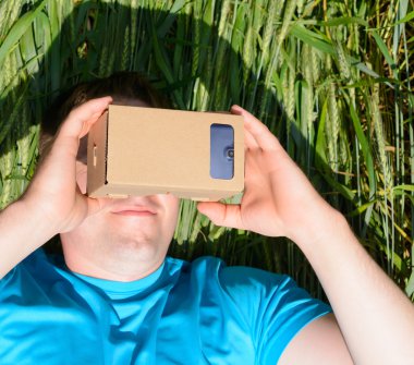 Genç adam bir sanal gerçeklik gözlük içine arıyorum