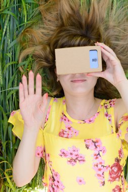 Genç kadın bir sanal gerçeklik gözlük içine arıyorum