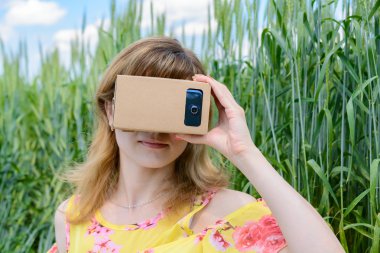 Genç kadın bir sanal gerçeklik gözlük içine arıyorum