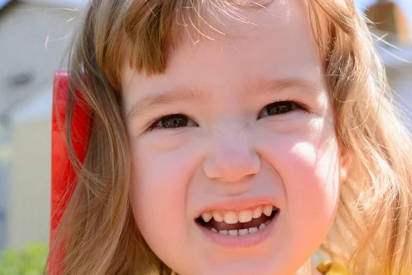 Retrato - contorts de la cara de la niña — Foto de Stock