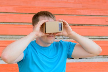 Genç adam bir sanal gerçeklik gözlük içine arıyorum