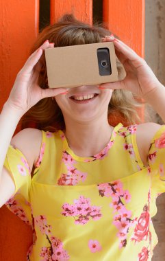 Genç kadın bir sanal gerçeklik gözlük içine arıyorum