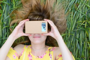 Genç kadın bir sanal gerçeklik gözlük içine arıyorum