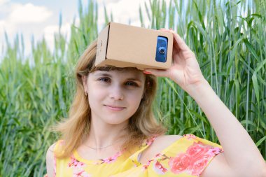 Genç kadın bir sanal gerçeklik gözlük içine arıyorum