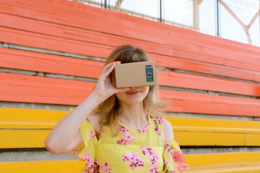 Genç kadın sanal gerçeklik gözlük ile eğleniyor