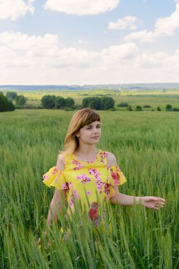 Genç Kadın Bir Tarlada Duruyor